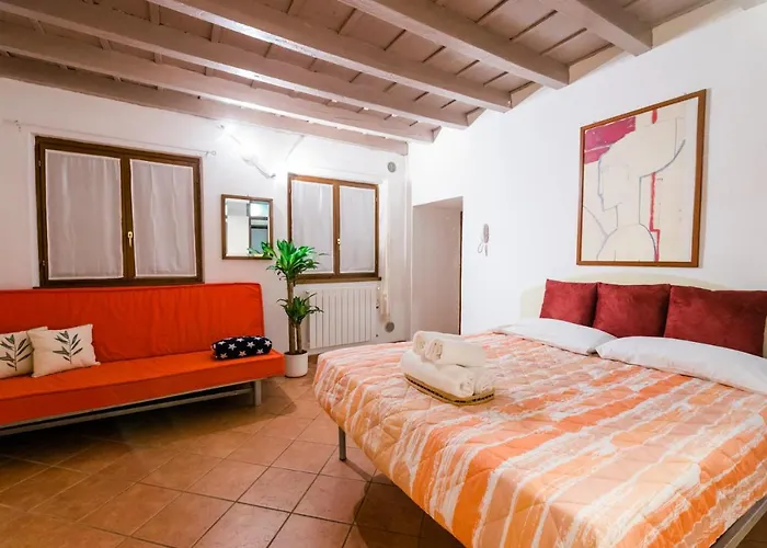 Daire Old Town Square *